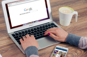 Google explore l'utilisation d'outils d'IA pour les journalistes et entame des discussions avec des éditeurs