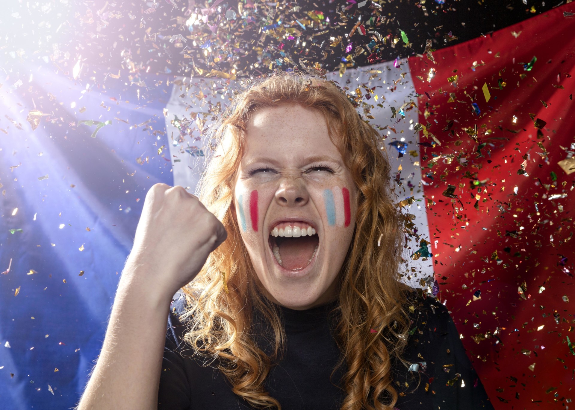vue-face-femme-acclamant-drapeau-francais-confettis
