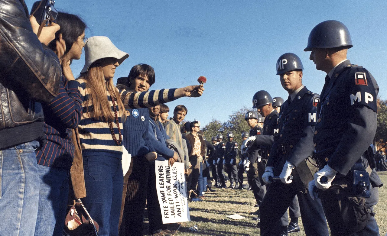 C'est arrivée un 21 octobre : marche vers le Pentagone pour la paix au Viêt-Nam en 1967 C'est arrivée un 21 octobre : marche vers le Pentagone pour la paix au Viêt-Nam en 1967