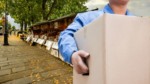 JO 2024 : Les bouquinistes consternés assistent à l’enlèvement de leurs « boîtes »