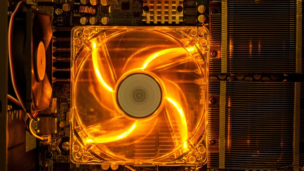 Une solution salée bon marché refroidit les ordinateurs avec une haute efficacité Une solution salée bon marché refroidit les ordinateurs avec une haute efficacité