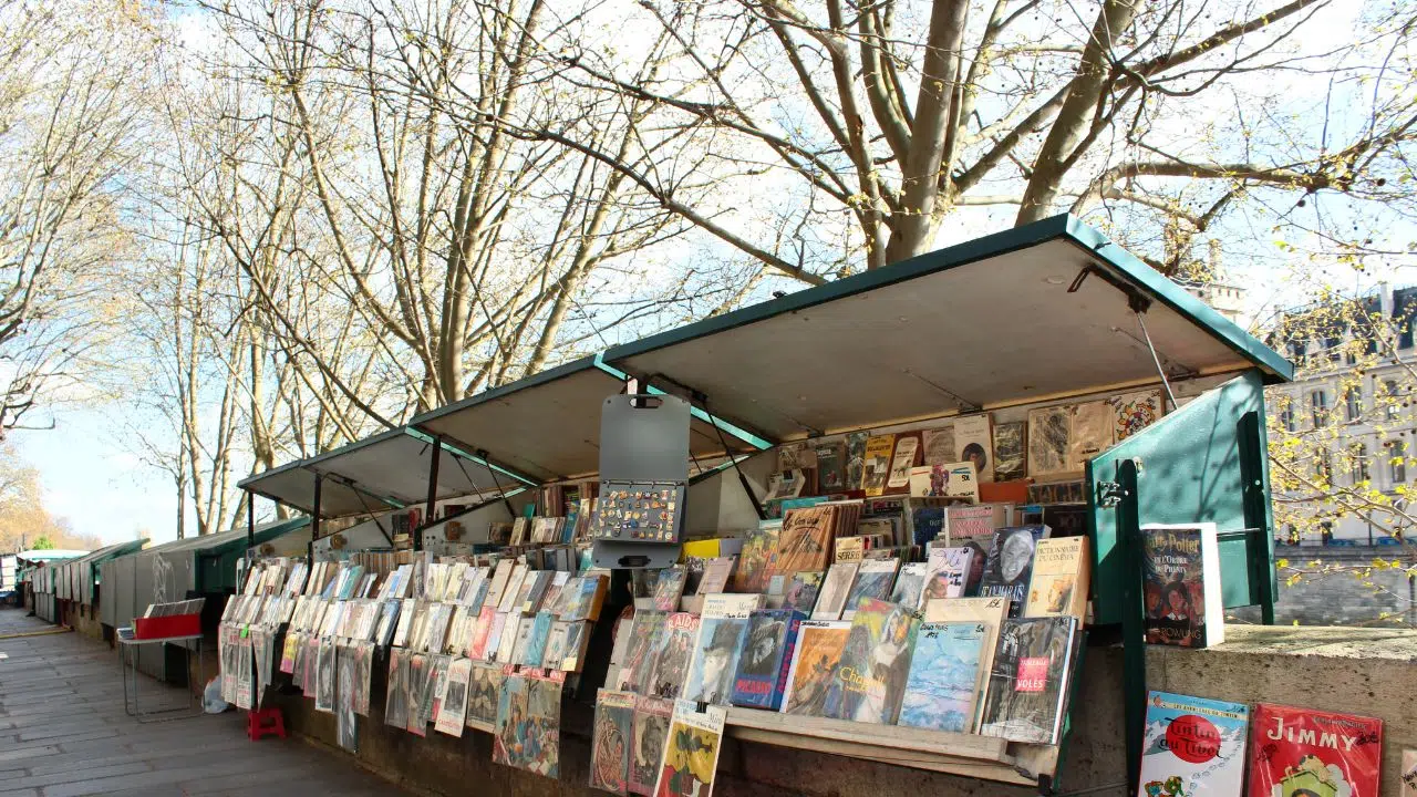 Bouquinistes de Paris. Quel avenir entre tradition et modernité face aux Jeux Olympiques Bouquinistes de Paris. Quel avenir entre tradition et modernité face aux Jeux Olympiques