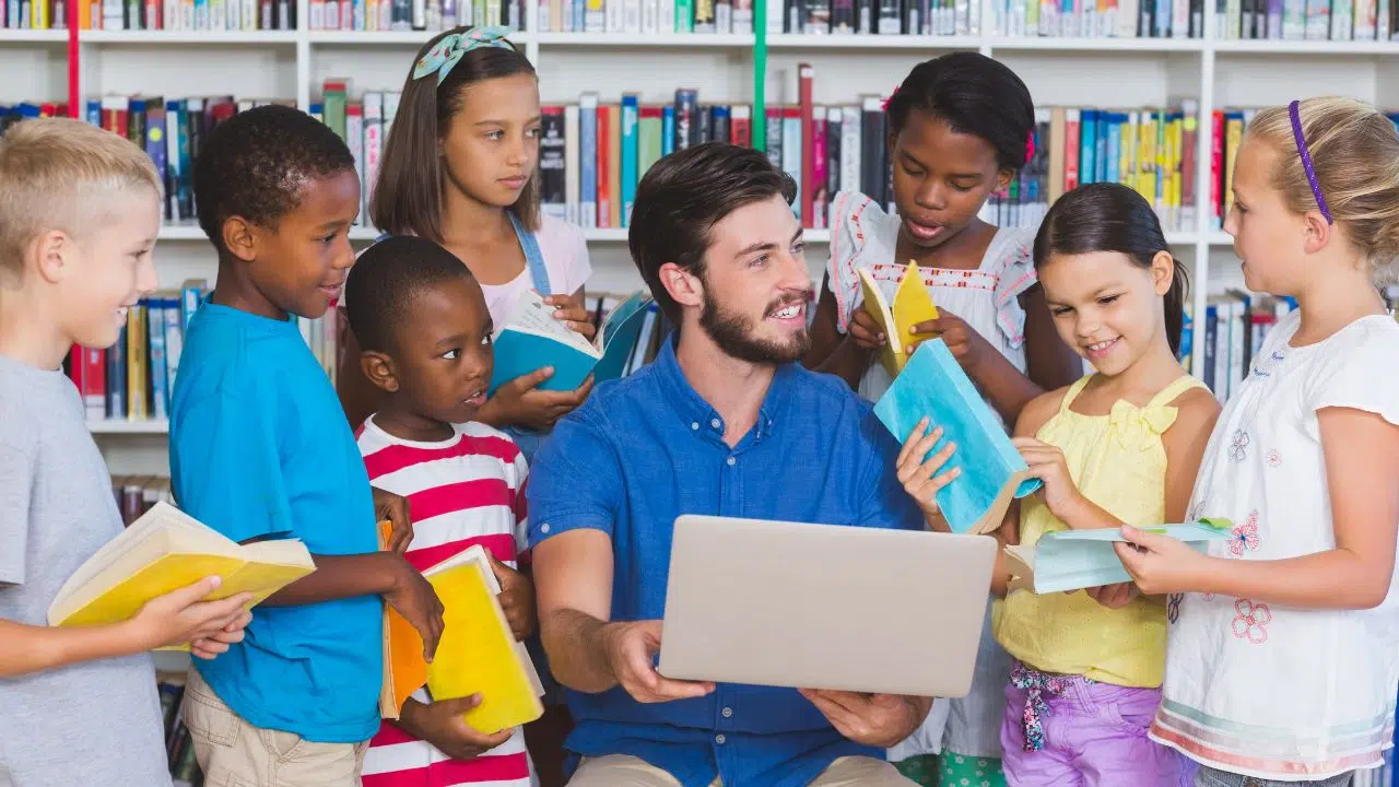 L'intelligence artificielle dans les salles de classe 2023-2024 : Promesses et périls L'intelligence artificielle dans les salles de classe 2023-2024 : Promesses et périls