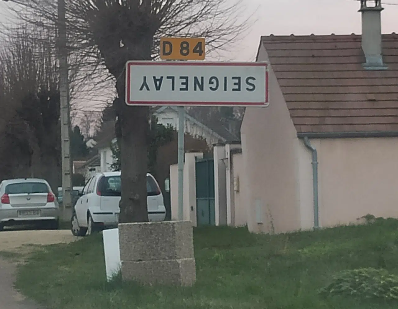 Avez-vous vu ces panneaux à l'envers à l'entrée des villages et savez-vous pourquoi ils sont dans cet état? Avez-vous vu ces panneaux à l'envers à l'entrée des villages et savez-vous pourquoi ils sont dans cet état?