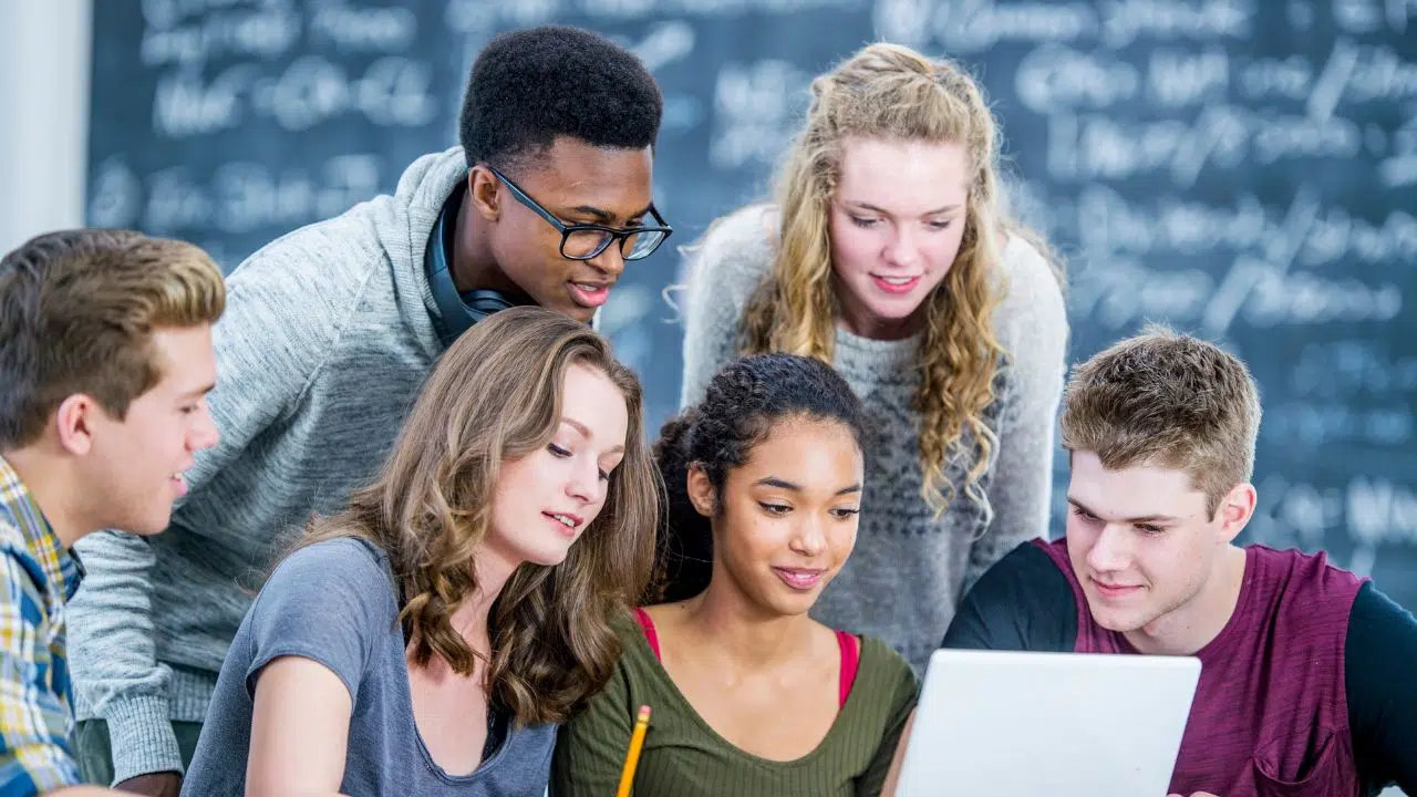 Rentrée scolaire 2024 Un tournant stratégique pour l'éducation en France Rentrée scolaire 2024 Un tournant stratégique pour l'éducation en France