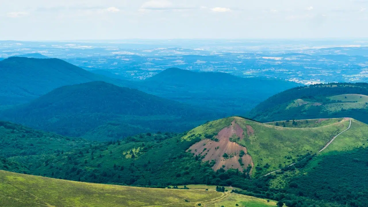 Volcans endormis ou bombes à retardement Découvertes fascinantes sur le Ciomadul et les Volcans d'Auvergne Volcans endormis ou bombes à retardement Découvertes fascinantes sur le Ciomadul et les Volcans d'Auvergne