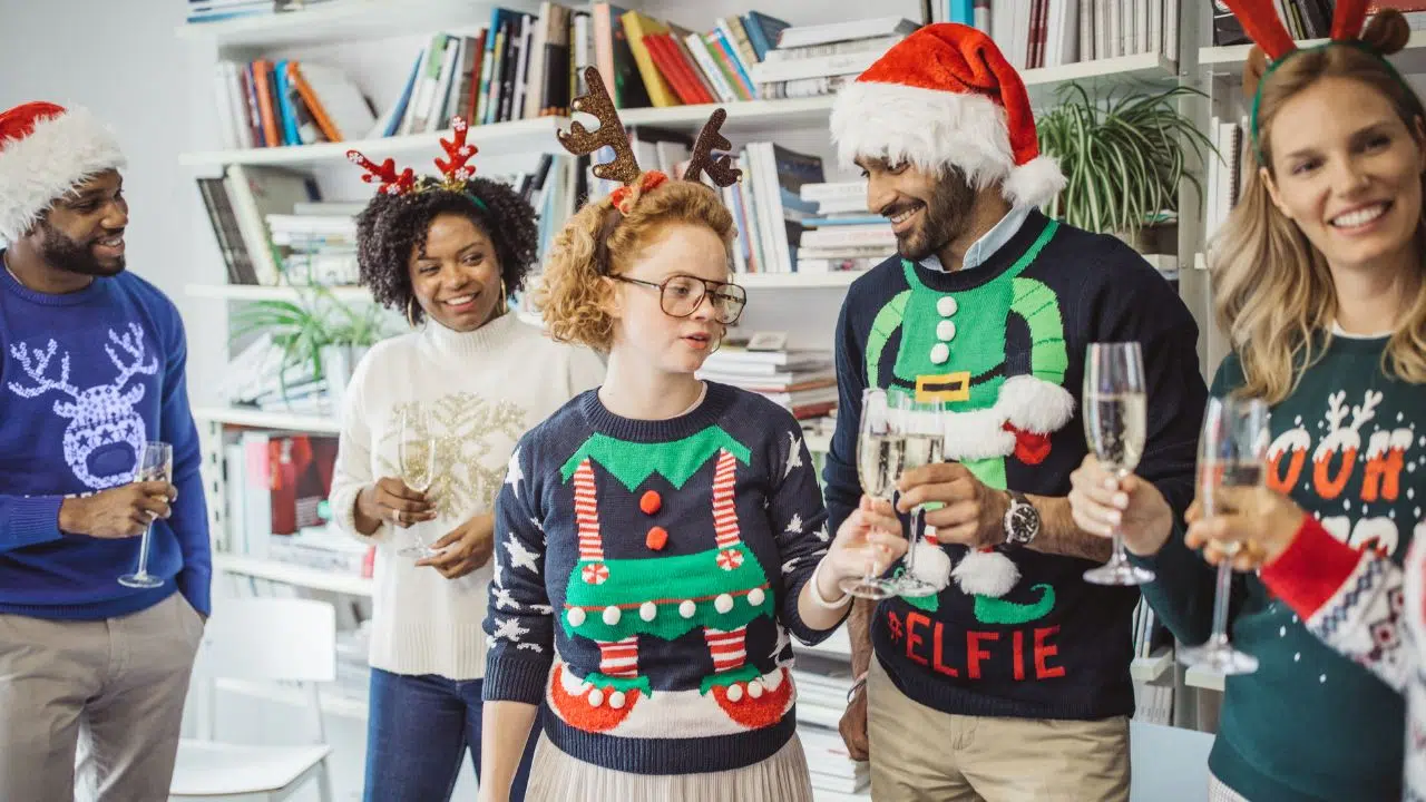 D'où vient la tradition du pull moche de noël ? D'où vient la tradition du pull moche de noël ?