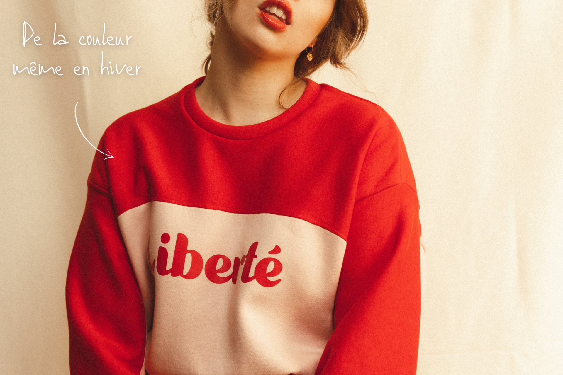 Porter de la couleur en hiver Mettre de la couleur en hiver : pull rouge et rose