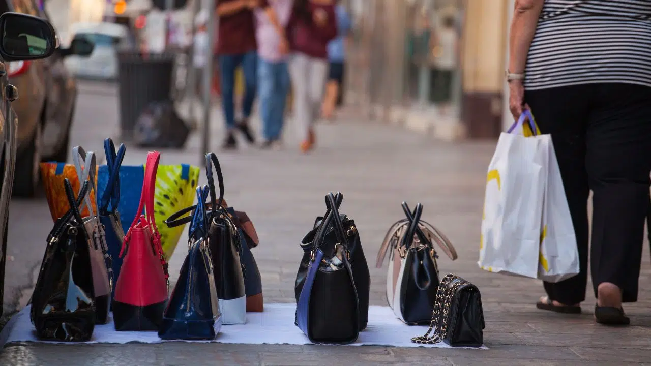 Les contrefaçons qui coûtent 16 milliards d'euros de ventes annuelles et près de 200 000 emplois Les contrefaçons qui coûtent 16 milliards d'euros de ventes annuelles et près de 200 000 emplois