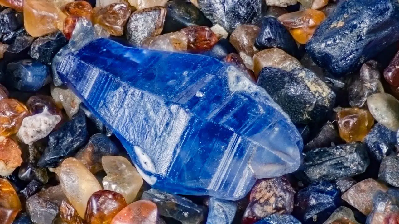 Où trouver des saphirs en France Où trouver des saphirs en France v