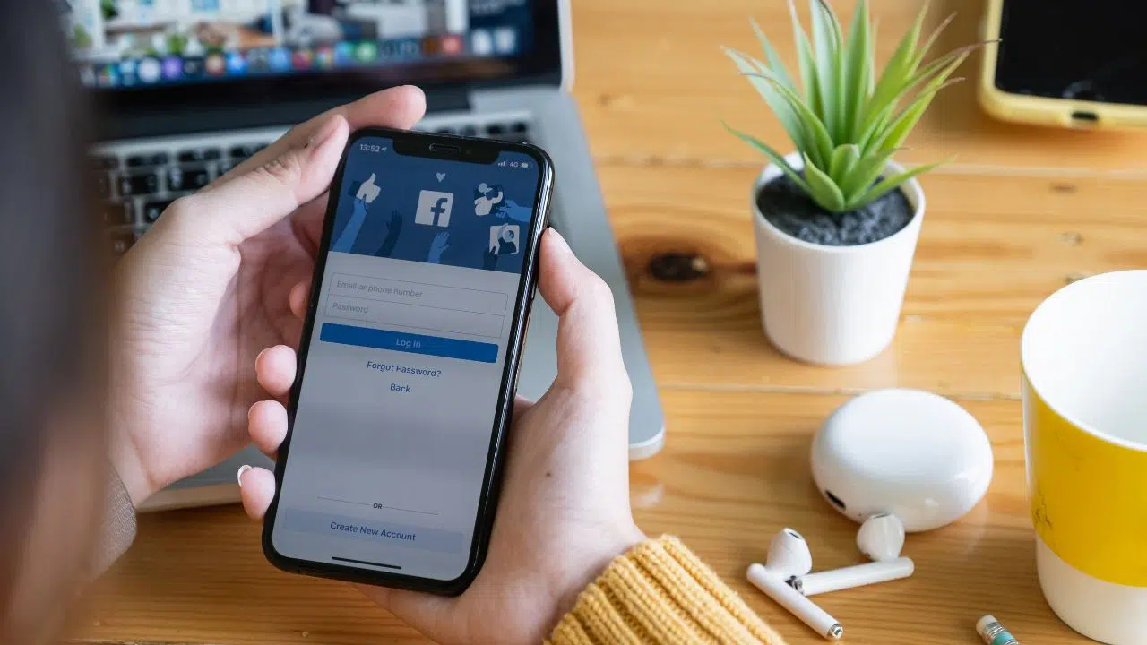 Vous êtes surveillé par des milliers d'entreprises sur Facebook sans le savoir ! Vous êtes surveillé par des milliers d'entreprises sur Facebook sans le savoir !