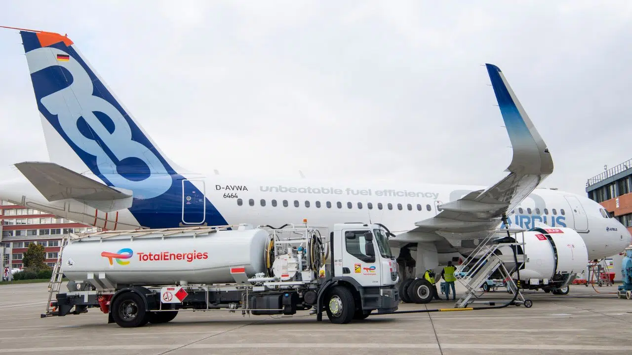 Airbus et TotalEnergies Un partenariat stratégique pour des carburants d'aviation durables Airbus et TotalEnergies Un partenariat stratégique pour des carburants d'aviation durables
