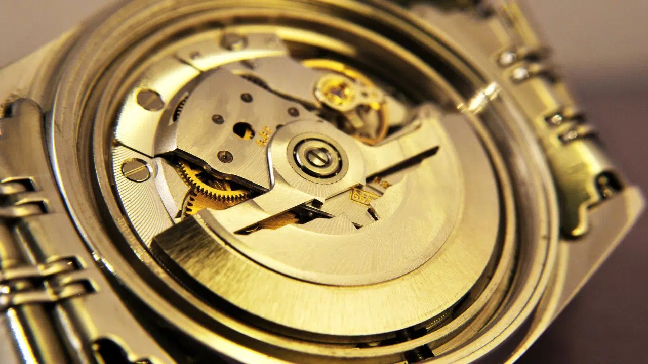 Comment remonter une montre mécanique à remontage automatique ou manuel