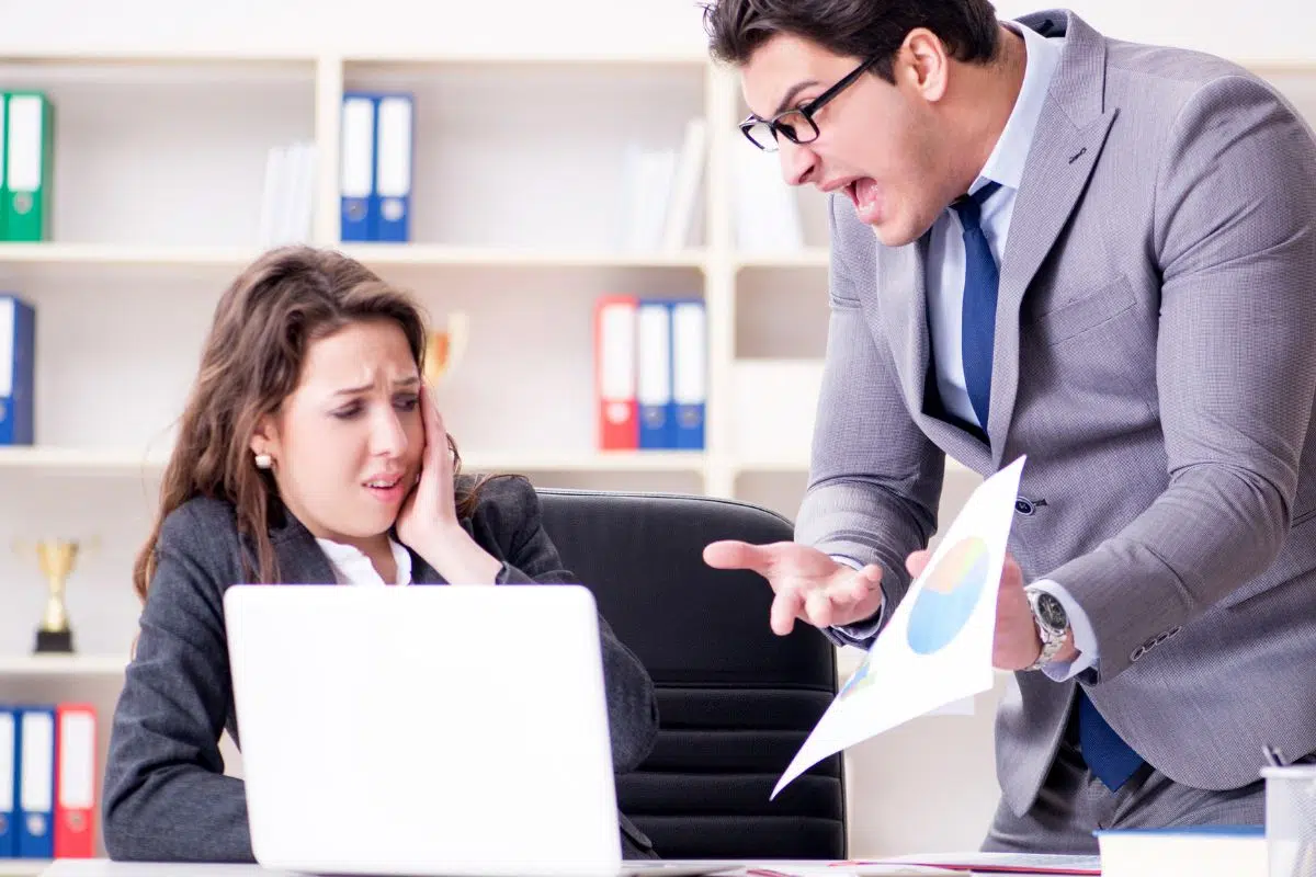 Votre boss a l'air sûr de lui ? Cela peut se retourner contre lui voici pourquoi