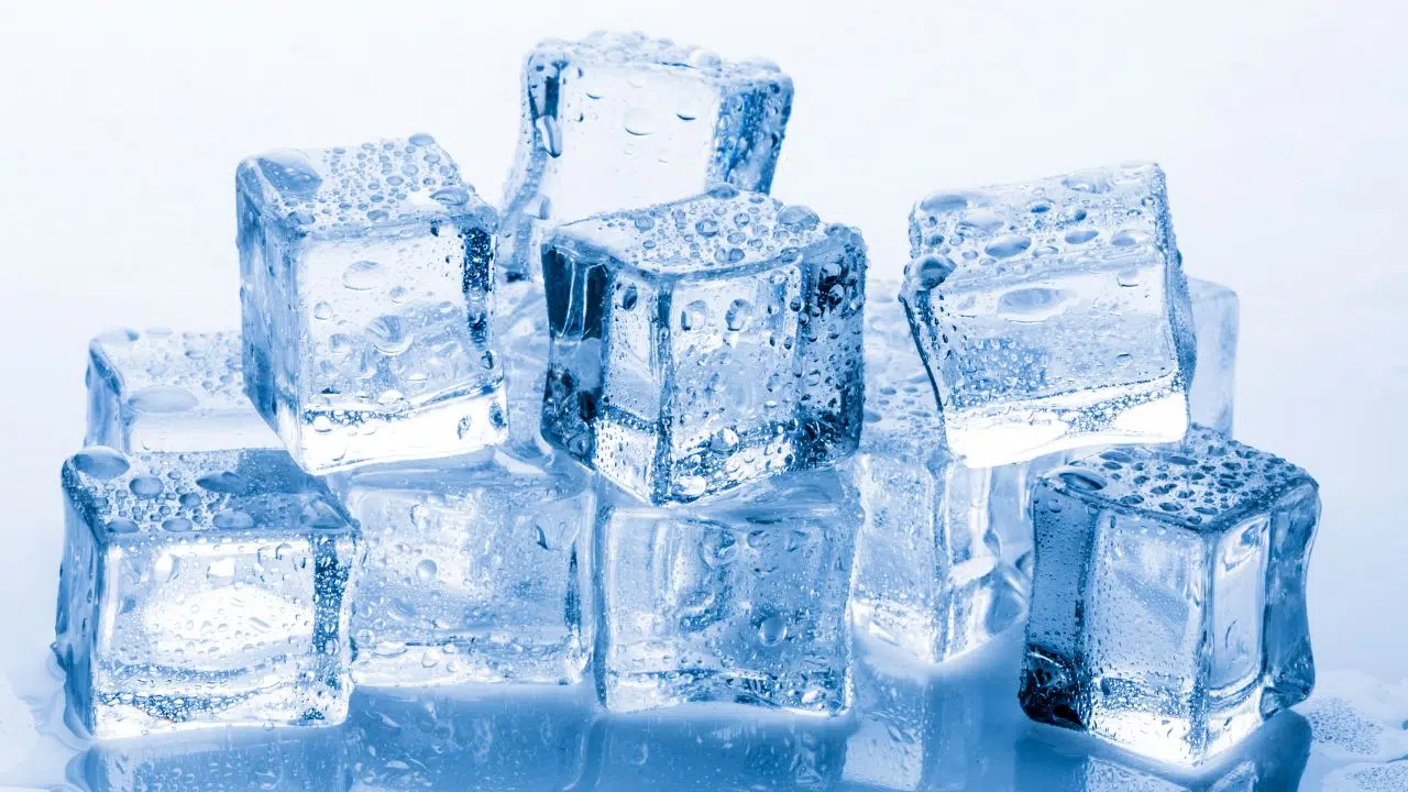 Pour faire des Glaçons, l'eau chaude gèle plus vite que l'eau froide c'est l'effet Mpemba Pour faire des Glaçons, l'eau chaude gèle plus vite que l'eau froide c'est l'effet Mpemba