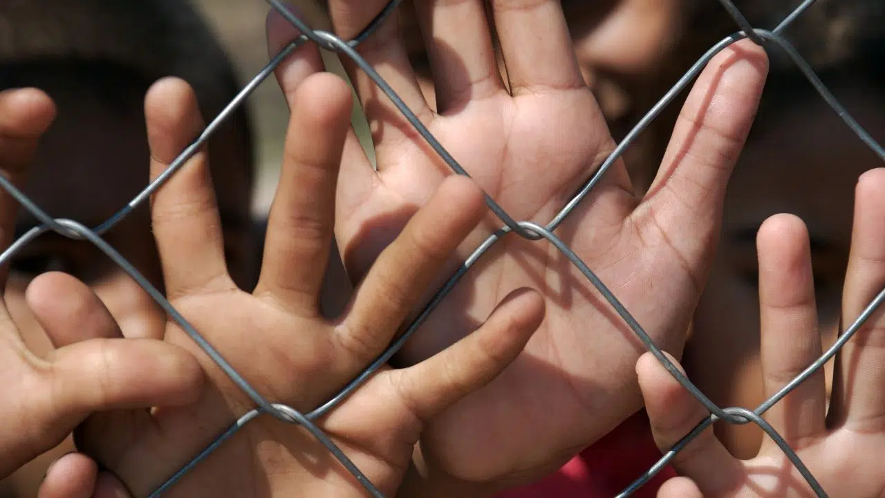 Un enfant sur quatre, soit 20 millions d'enfants, est menacé par la pauvreté ou l'exclusion sociale en Europe Un enfant sur quatre, soit 20 millions d'enfants, est menacé par la pauvreté ou l'exclusion sociale en Europe