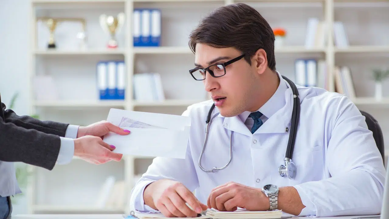 Fraudes à l'assurance maladie Bilan de l'année, une lutte efficace et renforcée contre les fraudes Fraudes à l'assurance maladie Bilan de l'année, une lutte efficace et renforcée contre les fraudes