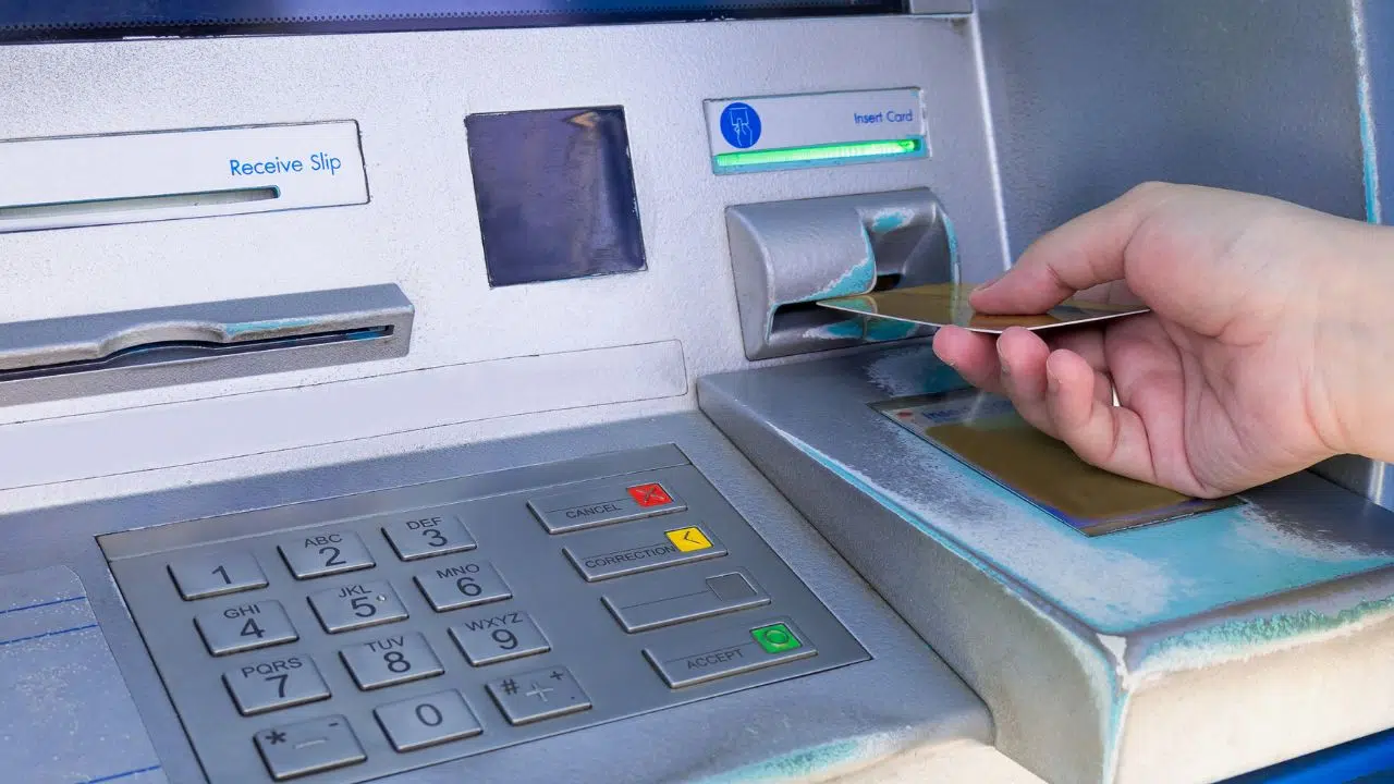 Pourquoi certains distributeurs automatiques demandent de taper deux fois le code de carte bleue Pourquoi certains distributeurs automatiques demandent de taper deux fois le code de carte bleue