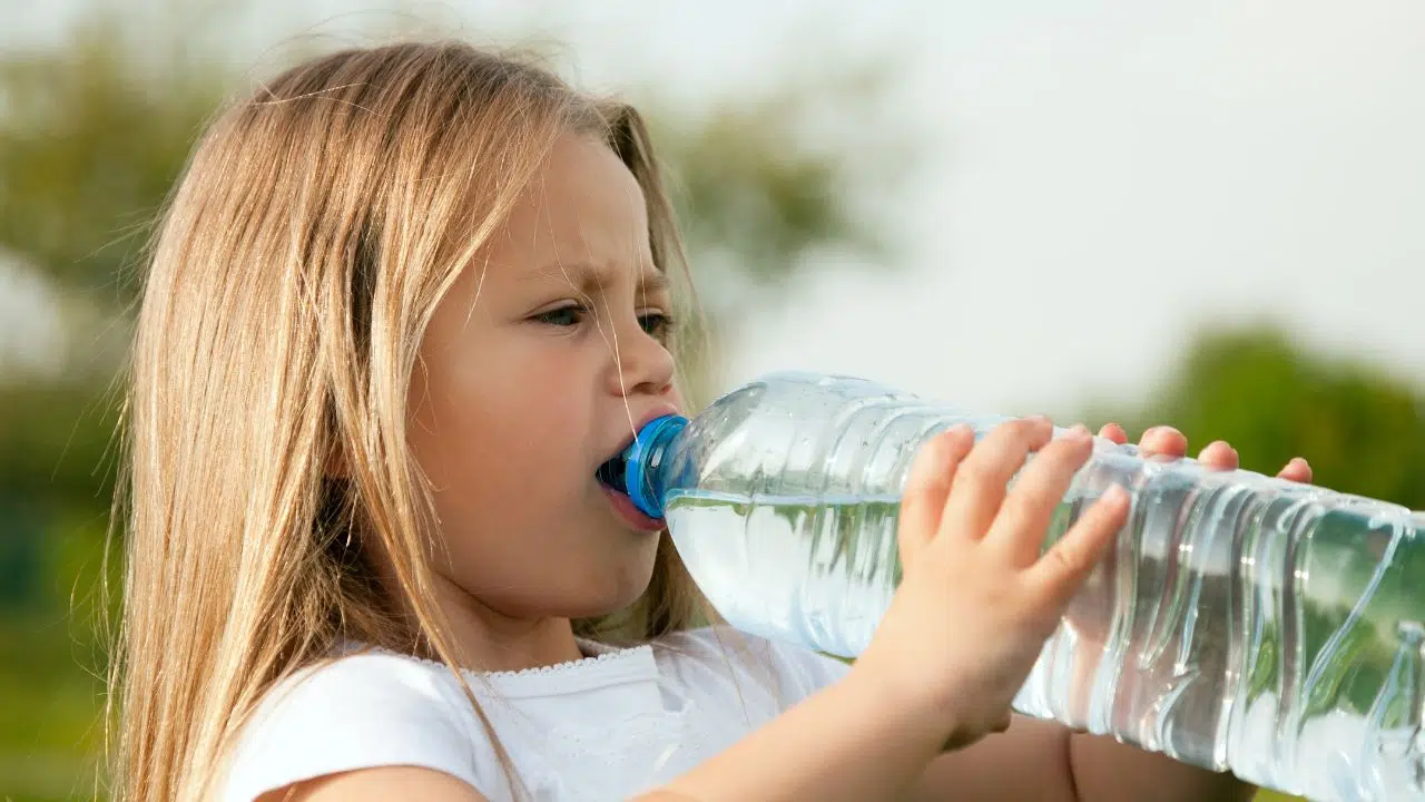 Enfin on sait éliminer efficacement les microplastiques de l'eau Des astuces simples Enfin on sait éliminer efficacement les microplastiques de l'eau Des astuces simples