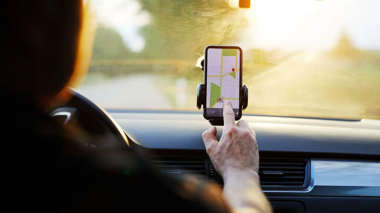 GPS de smartphone au volant, vous risquez une amende de 150€ GPS de smartphone au volant, vous risquez une amende de 150€