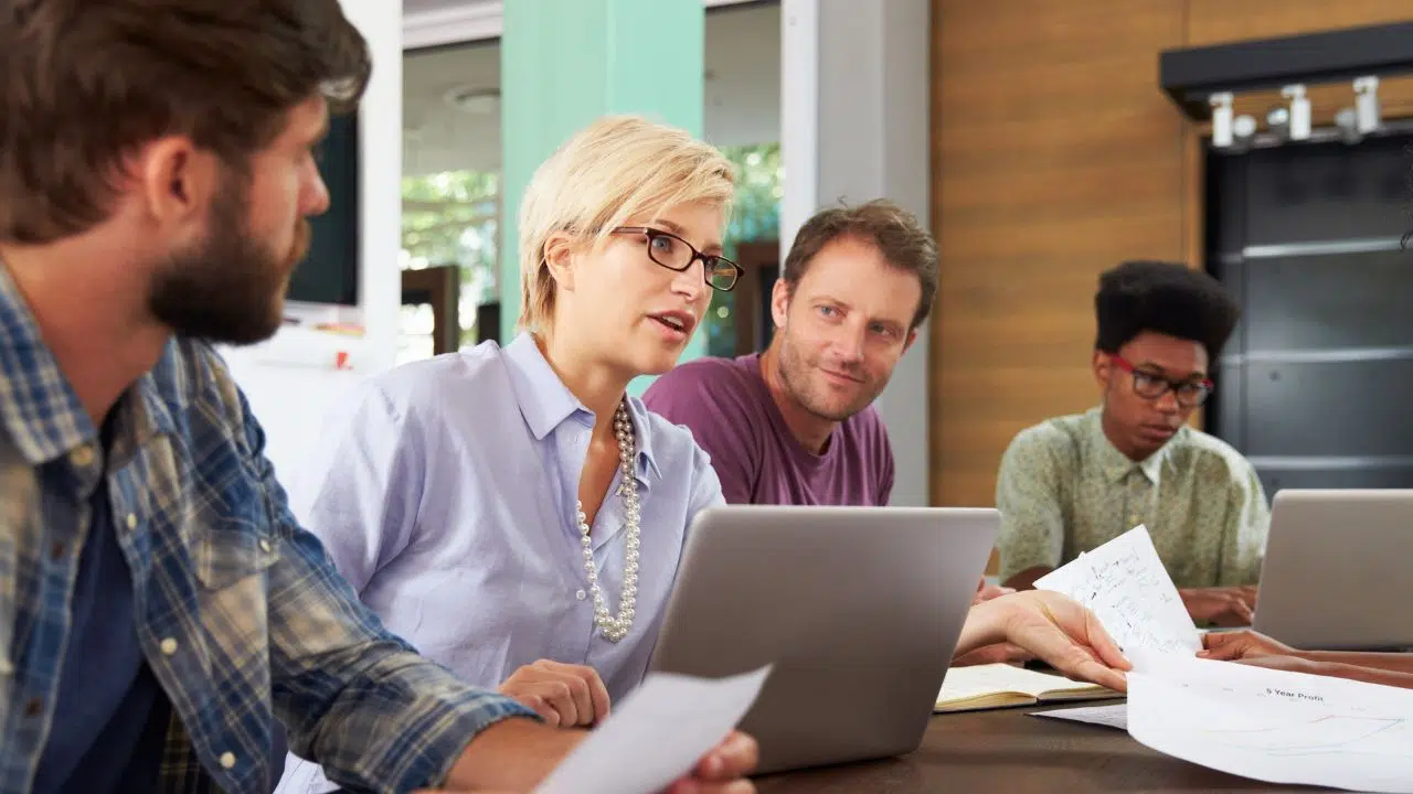 Le management au féminin Entre progrès et persistances de sexisme Le management au féminin Entre progrès et persistances de sexisme