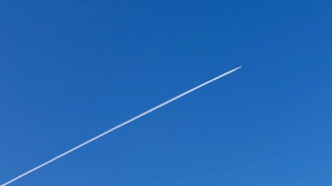 Adieu pollution ! Découvrez le carburant qui fait disparaître les traînées d'avion dans le ciel Adieu pollution ! Découvrez le carburant qui fait disparaître les traînées d'avion dans le ciel