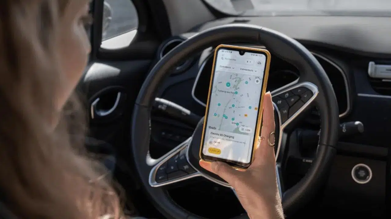 Cette application mobile permet de trouver la station d’essence la moins chère, la borne de recharge ou le parking le moins cher sur votre trajet Cette application mobile permet de trouver la station d’essence la moins chère, la borne de recharge ou le parking le moins cher sur votre trajet