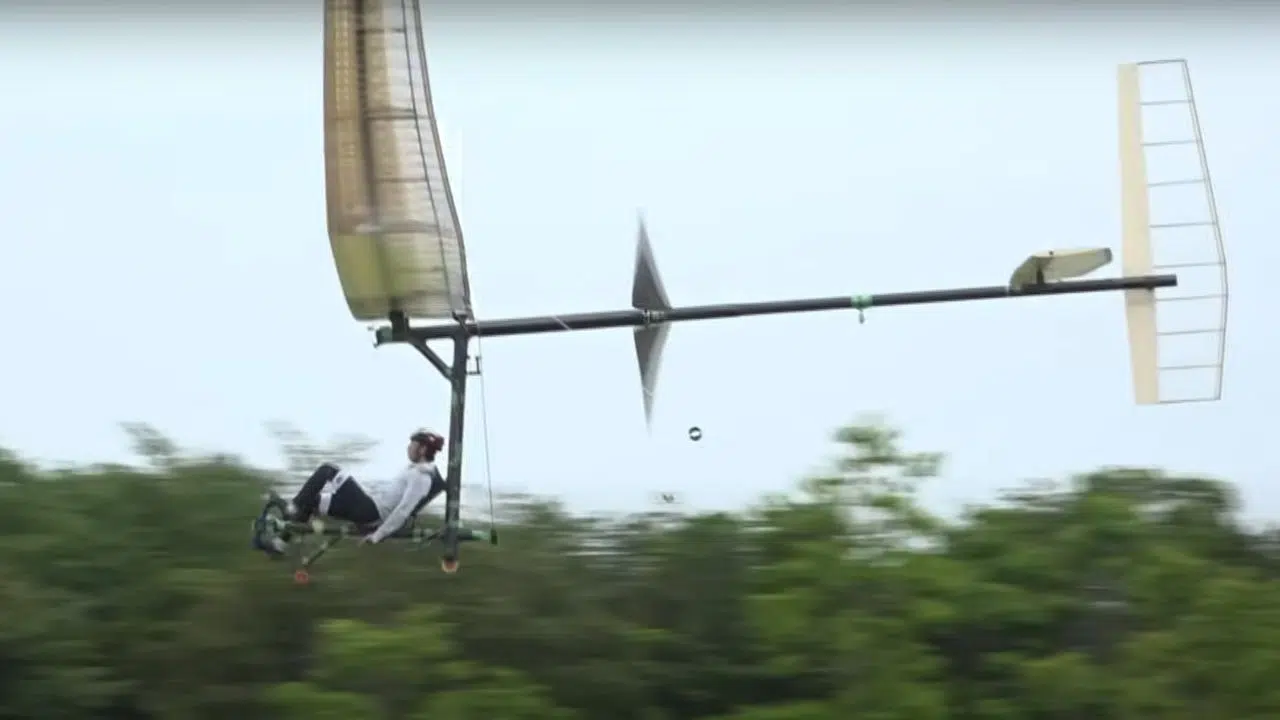 Des étudiants japonais construisent un avion à pédales et parcourent 19 Km Des étudiants japonais construisent un avion à pédales et parcourent 19 Km