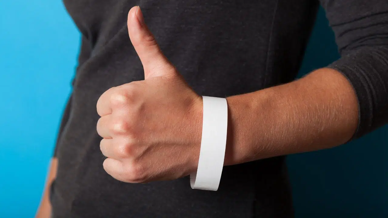 Journée mondiale du bandeau blanc contre la pauvreté le 1 juillet 2024 Journée mondiale du bandeau blanc contre la pauvreté le 1 juillet 2024