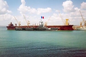 Le plus grand bateau jamais construit sur terre était plus lourd que 15 porte-avions Charles de Gaulle ce qui ne l'a pas protégé d'une fin tragique