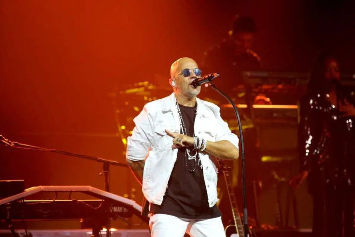 Pascal Obispo célèbre 30 ans de succès avec une tournée explosive : Découvrez toutes les dates Pascal Obispo célèbre 30 ans de succès avec une tournée explosive : Découvrez toutes les dates