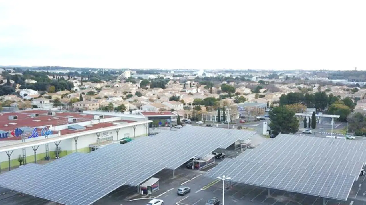 Panneaux photovoltaïques : 450 GWh par an d'énergie propre sera produite par an grâce ces 180 000 places de parking Panneaux photovoltaïques : 450 GWh par an d'énergie propre sera produite par an grâce ces 180 000 places de parking