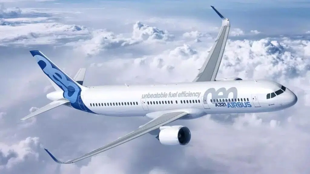 L’Airbus A321neo, avec plus de 5 000 commandes, s’impose comme le monocouloir le plus performant de sa catégorie, capable d’embarquer jusqu’à 244 passagers tout en réduisant fortement la consommation de carburant.Développé par Airbus, il s’inscrit dans une démarche engagée bien avant les carburants durables, grâce à des gains aérodynamiques, des moteurs nouvelle génération et une optimisation globale de l’appareil.