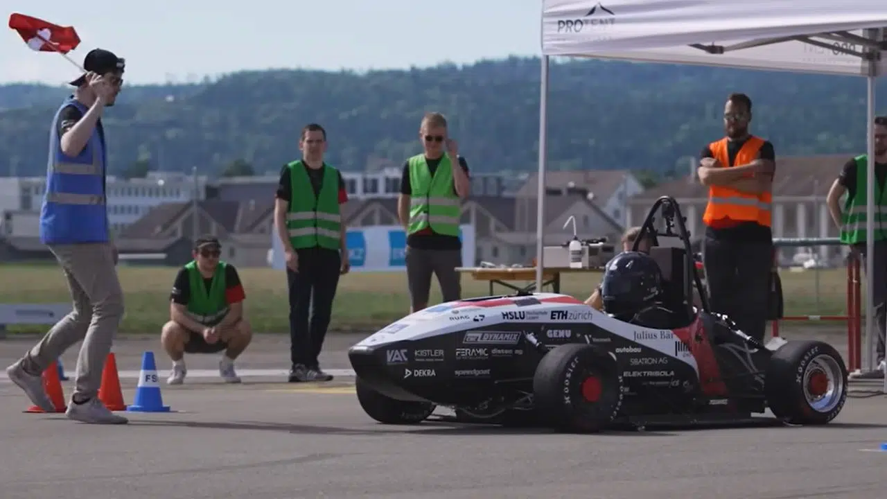 Cette voiture bat le record mondial du 0 à 100 kmh et ce sont des étudiants qui l'ont faite Cette voiture bat le record mondial du 0 à 100 kmh et ce sont des étudiants qui l'ont faite