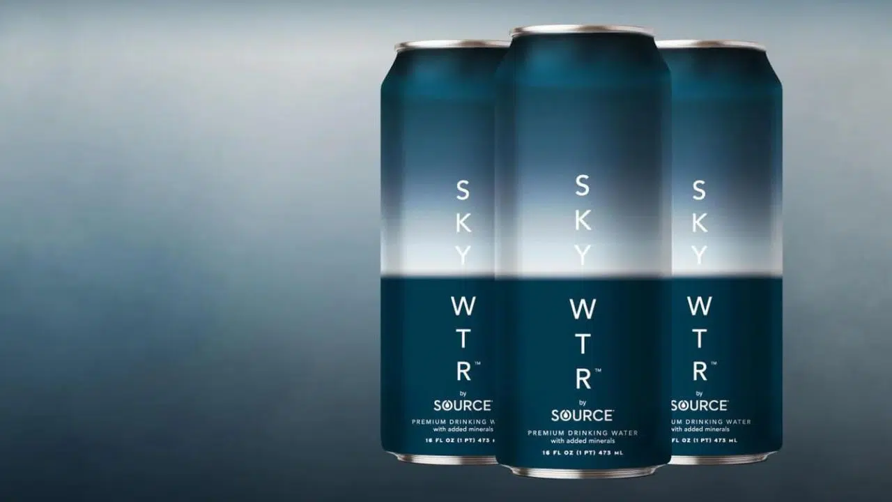 SKY WTR la première eau potable en cannette fabriquée à partir de l'air et de la lumière du soleil, bientôt commercialisée