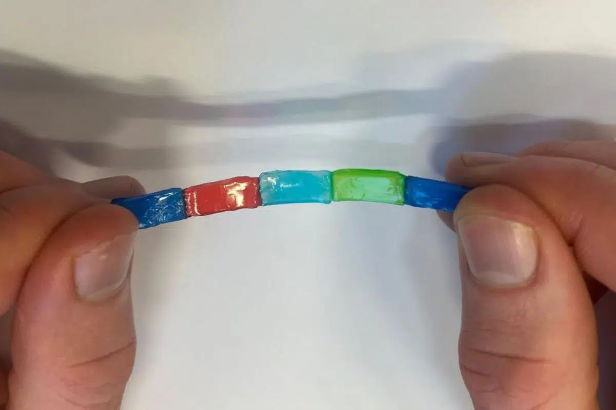 Non, ce joli collier n'est pas un bijou mais une batterie auto-réparatrice révolutionnaire Non, ce joli collier n'est pas un bijou mais une batterie auto-réparatrice révolutionnaire