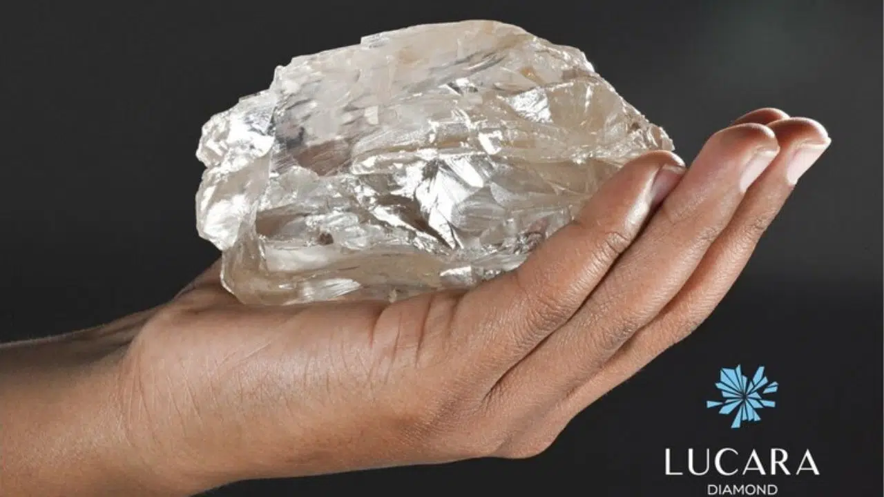 Cet incroyable diamant de 2492 carats vient d'être trouvé au Botswana Cet incroyable diamant de 2492 carats vient d'être trouvé au Botswana