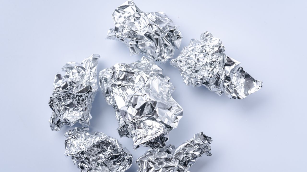 Pourquoi il faut mettre du papier d’aluminium dans le lave-vaisselle