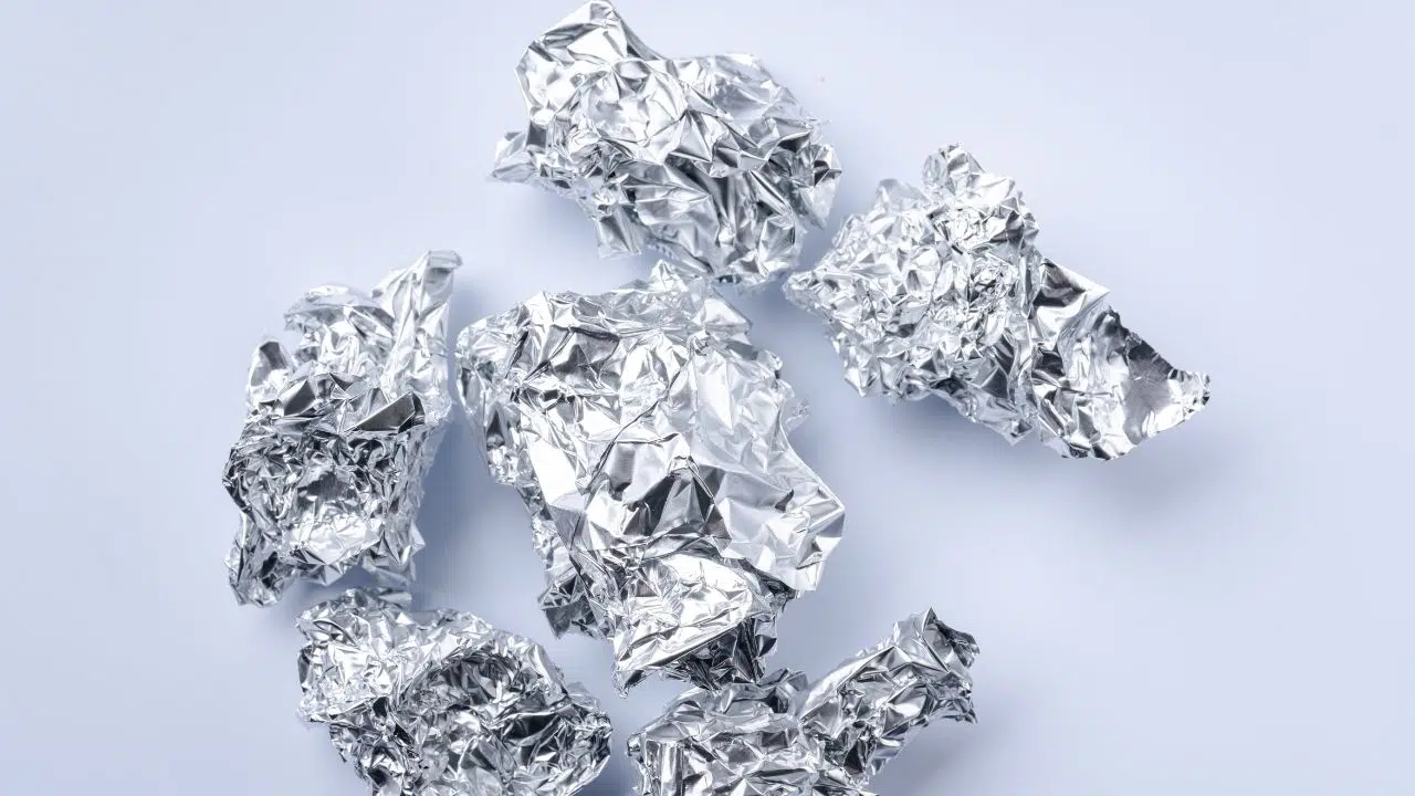 Pourquoi il faut mettre du papier d’aluminium dans le lave-vaisselle