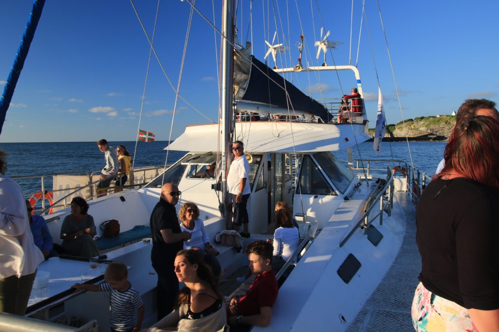 L’Atalaya, un catamaran de 17 mètres, combine histoire et modernité. Anciennement un navire de pêche à la voile.