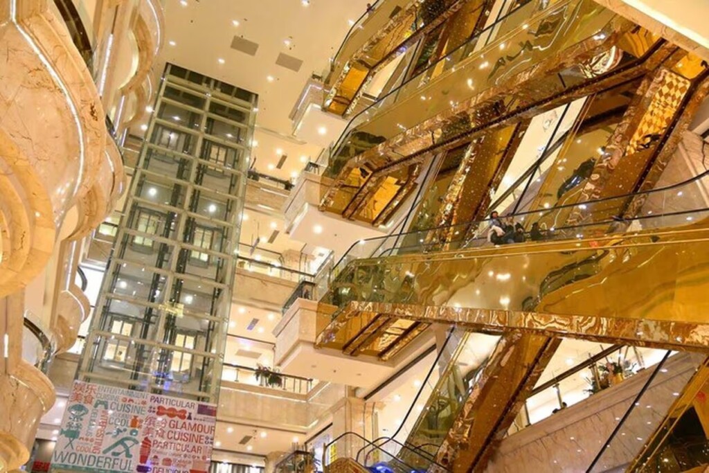 Un des nombreux centres commerciaux du New Century Global Center de Chengdu.