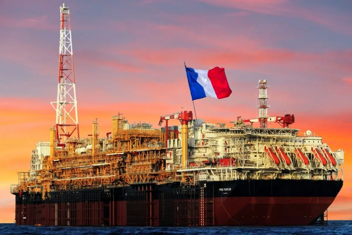 Ce géant français de l'énergie détient avec ce monstre de 120 000 tonnes (120x la tour Eiffel) le record de la plus grande plateforme pétrolière du monde Ce géant français de l'énergie détient avec ce monstre de 120 000 tonnes (120x la tour Eiffel) le record de la plus grande plateforme pétrolière du monde