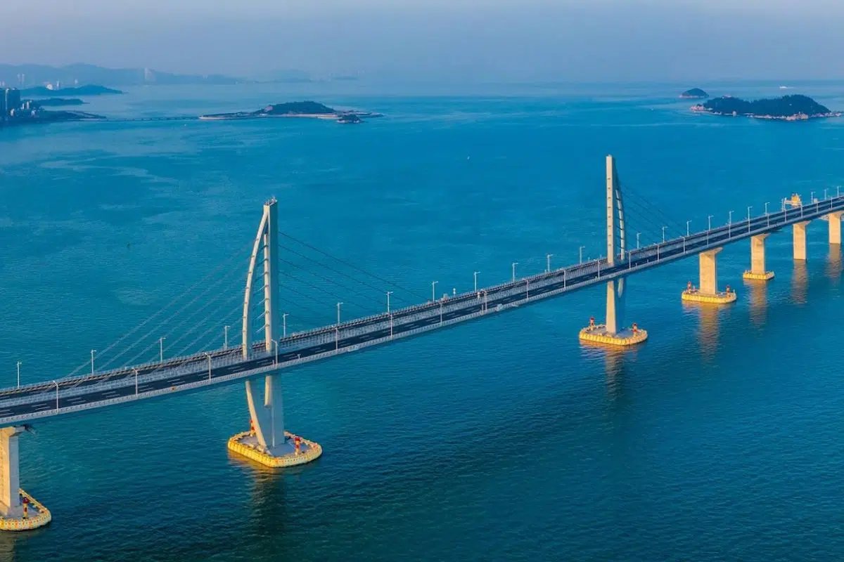 C'est le pont le plus grand du monde avec 164 kilomètres (un bon Paris - Reims en voiture) et il fait la bonne fortune de la Chine depuis 2011 C'est le pont le plus grand du monde avec 164 kilomètres (un bon Paris - Reims en voiture) et il fait la bonne fortune de la Chine depuis 2011