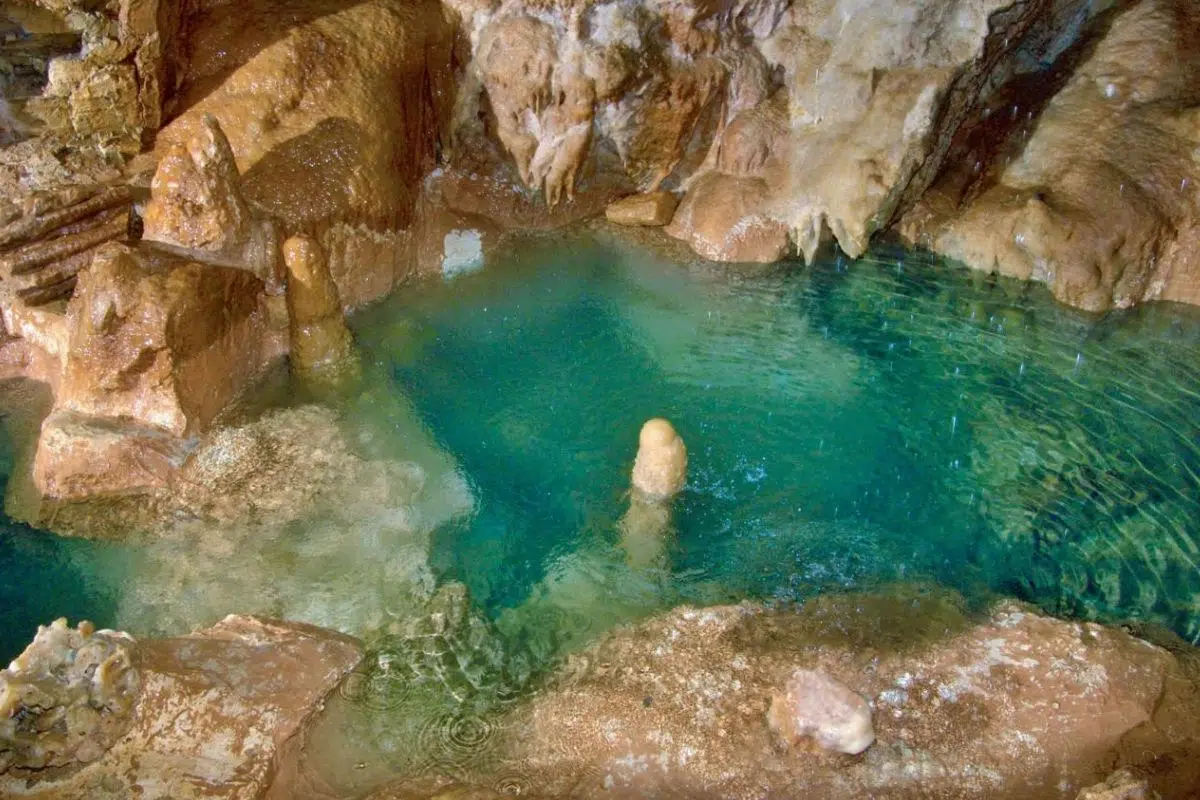 La France détient le record d'Europe du plus grand gouffre et vous pouvez encore le visiter avant la fin de l'été La France détient le record d'Europe du plus grand gouffre et vous pouvez encore le visiter avant la fin de l'été