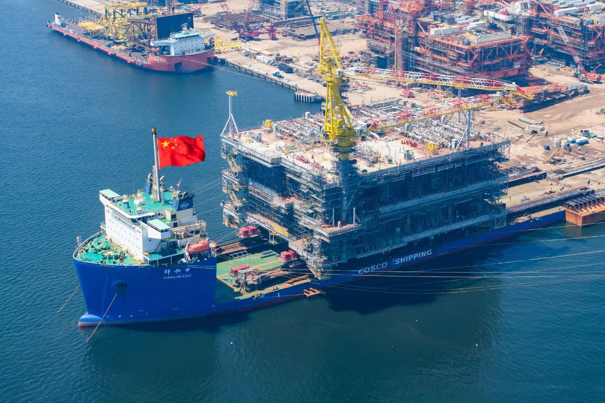 La Chine met au monde un nouveau monstre des mers de 17 200 tonnes et bat un record personnel avec cette énorme plateforme Offshore