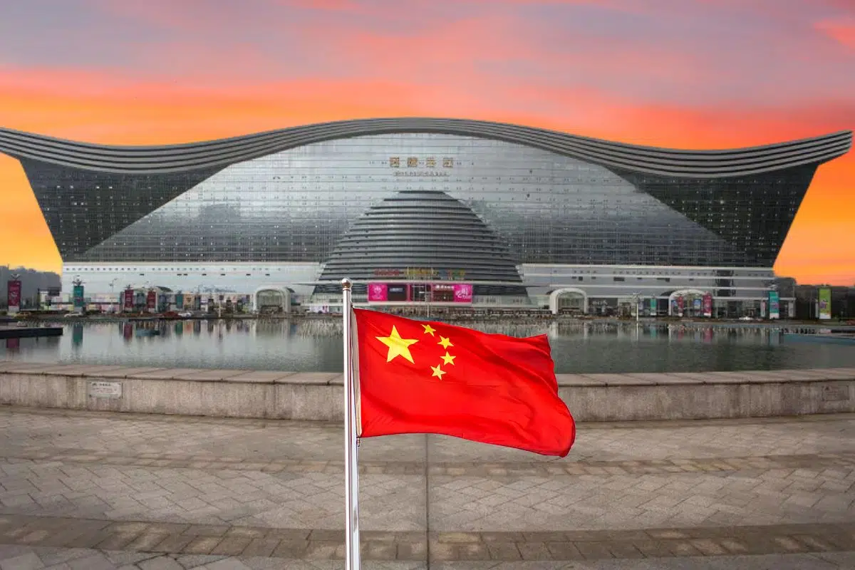 Le plus grand bâtiment du monde fait 30 fois le château de Versailles, il est en Chine et il héberge une véritable ville sous son toit Le plus grand bâtiment du monde fait 30 fois le château de Versailles, il est en Chine et il héberge une véritable ville sous son toit