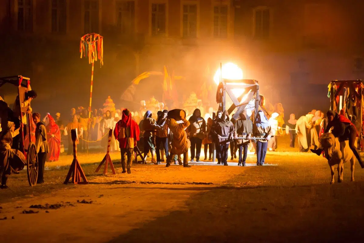 Avec 600 comédiens et 50 cavaliers c'est l'un des plus grands spectacles d'Europe et il ferme ses portes ce soir pour 2024 : Dernière chance d'en profiter Avec 600 comédiens et 50 cavaliers c'est l'un des plus grands spectacles d'Europe et il ferme ses portes ce soir pour 2024 : Dernière chance d'en profiter