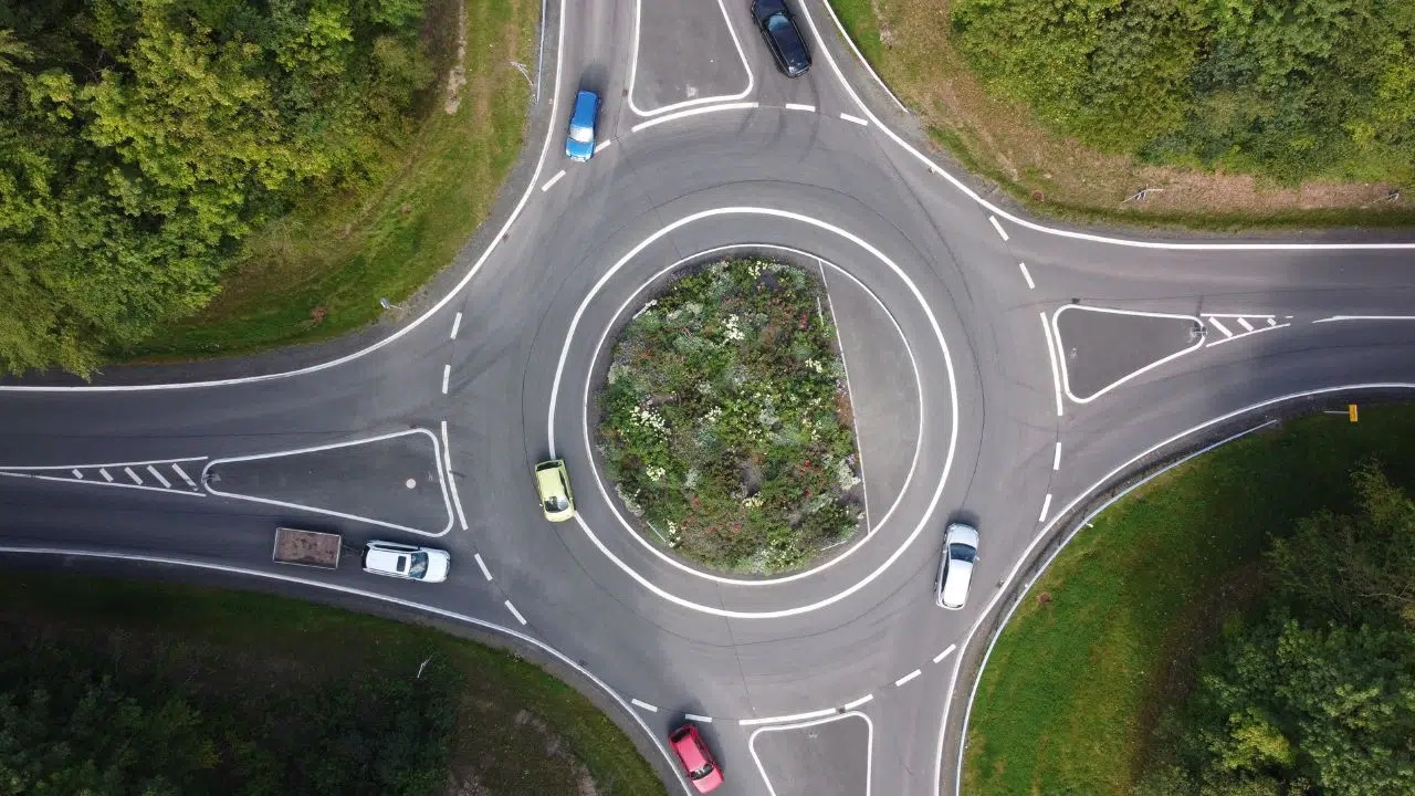 Ce pays possède 42 986 ronds-points et devance le Royaume-Uni qui en compte 25 976 Ce pays possède 42 986 ronds-points et devance le Royaume-Uni qui en compte 25 976