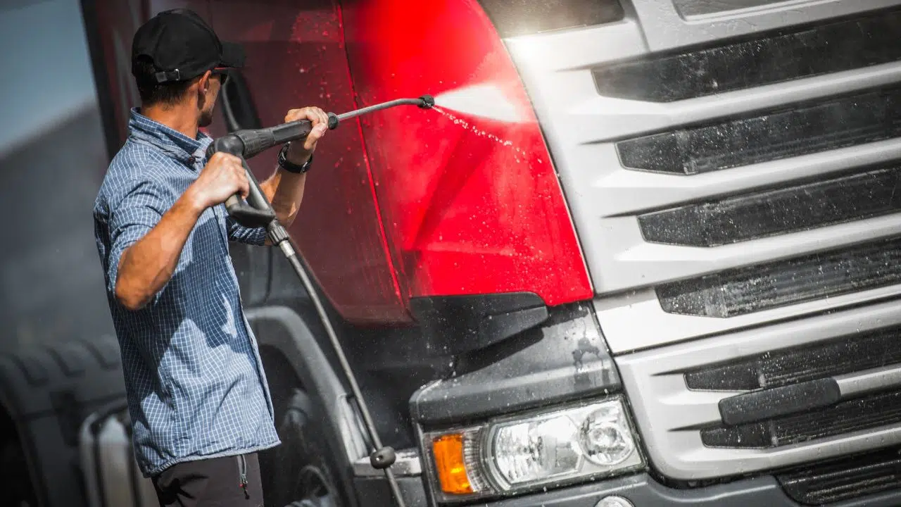 Comment Lavatrans qui fait 75 000 lavages par an, soit un camion toutes les trois minutes, économise des millions de litres d'eau chaque année ! Comment Lavatrans qui fait 75 000 lavages par an, soit un camion toutes les trois minutes, économise des millions de litres d'eau chaque année !