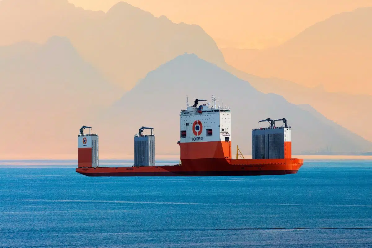 Ce kraken colossal au poids record de 110 000 tonnes a été conçu pour cette mission spécifique qu'il est quasiment le seul à pouvoir accomplir Ce kraken colossal au poids record de 110 000 tonnes a été conçu pour cette mission spécifique qu'il est quasiment le seul à pouvoir accomplir